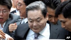 FILE - Samsung Group Chairman Lee Kun-hee gets into a car to leave the Seoul Court House after his trial in Seoul, South Korea, Aug. 14, 2009. South Korean prosecutors have started investigating allegations that ailing Lee bought sex from prostitutes several times between 2011 and 2013.