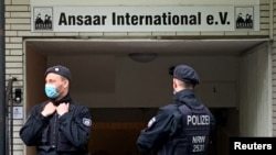 Polisi di depan markas besar Organisasi Muslim Ansaar International di Duesseldorf, Jerman, setelah dinyatakan sebagai organisasi terlarang, 5 Mei 2021. (REUTERS/Erol Dogrudogan).