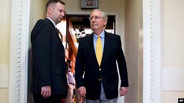 El líder de la mayoría del Senado, Mitch McConnell, tiene en sus manos dificiles manejos políticos qué hacer en las próximas tres semanas.