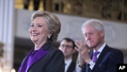 La candidate démocrate, Hillary Clinto, accompagnée de son mari et ancien chef de l’Etat américain Bill Clinton, concède la victoire au républicain Donalad Trump (non visible sur la photo) élu 45eme président des Etats-Unis, a New York, 9 novembre 2016.
