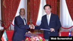 台湾外交部部长吴钊燮（右）与索马利兰外交部部长穆雅辛（H.E. Yasin Hagi Mohamoud）（左）共同签署双边议定书。(图片来源：台湾外交部Twitter)