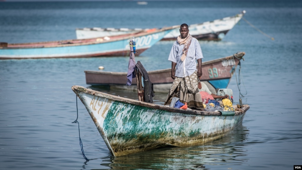 A fisherman comes in with his boat to Bossaso's fishing beach in northern Somalia in late March 2018. (J. Patinkin/VOA)