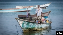 A fisherman comes in with his boat to Bossaso's fishing beach in northern Somalia in late March 2018. (J. Patinkin/VOA)