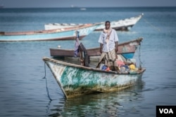 A fisherman comes in with boat to the Bossaso fishing beach in North Somalia at the end of March 2018. (J. Patinkin / VOA)