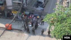ရန်ကုန်မြို့ စမ်းချောင်း ဗဟိုလမ်းမှာပြုလုပ်တဲ့ စစ်အာဏာသိမ်းမှု ဆန့်ကျင်ကန့်ကွက် ဆန္ဒပြပွဲကို ဖြိုခွင်းခဲ့တဲ့ စစ်တပ်နဲ့ ရဲတပ်ဖွဲ့ဝင်များ။