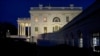 Gedung Putih saat senja sehari setelah pendukung Presiden Donald Trump mendobrak masuk ke gedung parlemen Capitol di Washington D.C. Kamis, 7 Januari 2021.