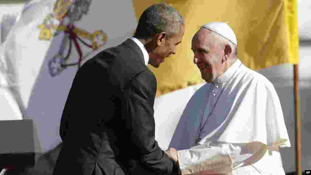 Papa Francis anampa mkono Rias Obama baada ya kutoa hotuba wakati wa sherehe za kumkaribisha kuanza ziara yake ya kwanza ya kitaifa Marekani katika uwa wa South Lawn ya White House, Sept. 23, 2015.