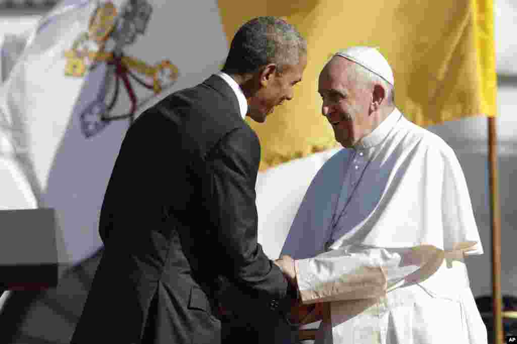 President Barack Obama shakes hands with Pope Francis after a welcoming speech during the state arrival ceremony on the South Lawn of the White House, Sept. 23, 2015.