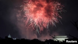 ARHIVA - Vatromet iznad vašingtonskih znamenitosti: zagrade Kongresa (levo), Vašingtonovog spomenika (u sredini) I Linkolnovog memorijala (desno) u sklopu proslave 241. godišnjice nezavisnosti SAD (Foto: Reuters/Jim Bourg)