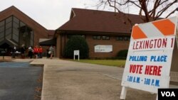 南卡罗莱纳州列星顿第一选区选民前往一所教堂内设立的投票站进行共和党初选投票。（2016年2月20日）
