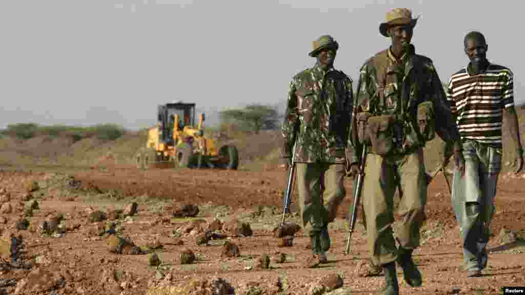 Des soldats kenyans patrouillent sur un chantier de construction de route près de la ville d&#39;Isiolo, à environ 320 km au nord de Nairobi, 7 juillet, 2008