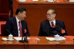 លោក​ប្រធានាធិបតី​ចិន ស៊ី ជីនពីង (រូប​ឆ្វេង) និយាយ​ជាមួយ​នឹង​អតីត​ប្រធានាធិបតី លោក Jiang Zemin ក្នុង​កិច្ចប្រជុំ​បិទ​បញ្ចប់​សមាជ​ថ្នាក់​ជាតិ​លើក​ទី​១៩​របស់​គណបក្ស​កុំម្មុយនិស្ត​ចិន​ វិមាន Great Hall of the People ក្នុង​ក្រុង​ប៉េកាំង ប្រទេស​ចិន កាលពី​ថ្ងៃទី២៤ ខែតុលា ឆ្នាំ២០១៧។