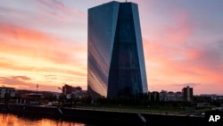 ARCHIVO - En esta fotografía del sábado 22 de junio de 2019, el Banco Central Europeo durante un atardecer en Fráncfort, Alemania. (AP Foto/Michael Probst, Archivo)