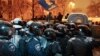 우크라이나 반정부 시위대 경찰과 대치