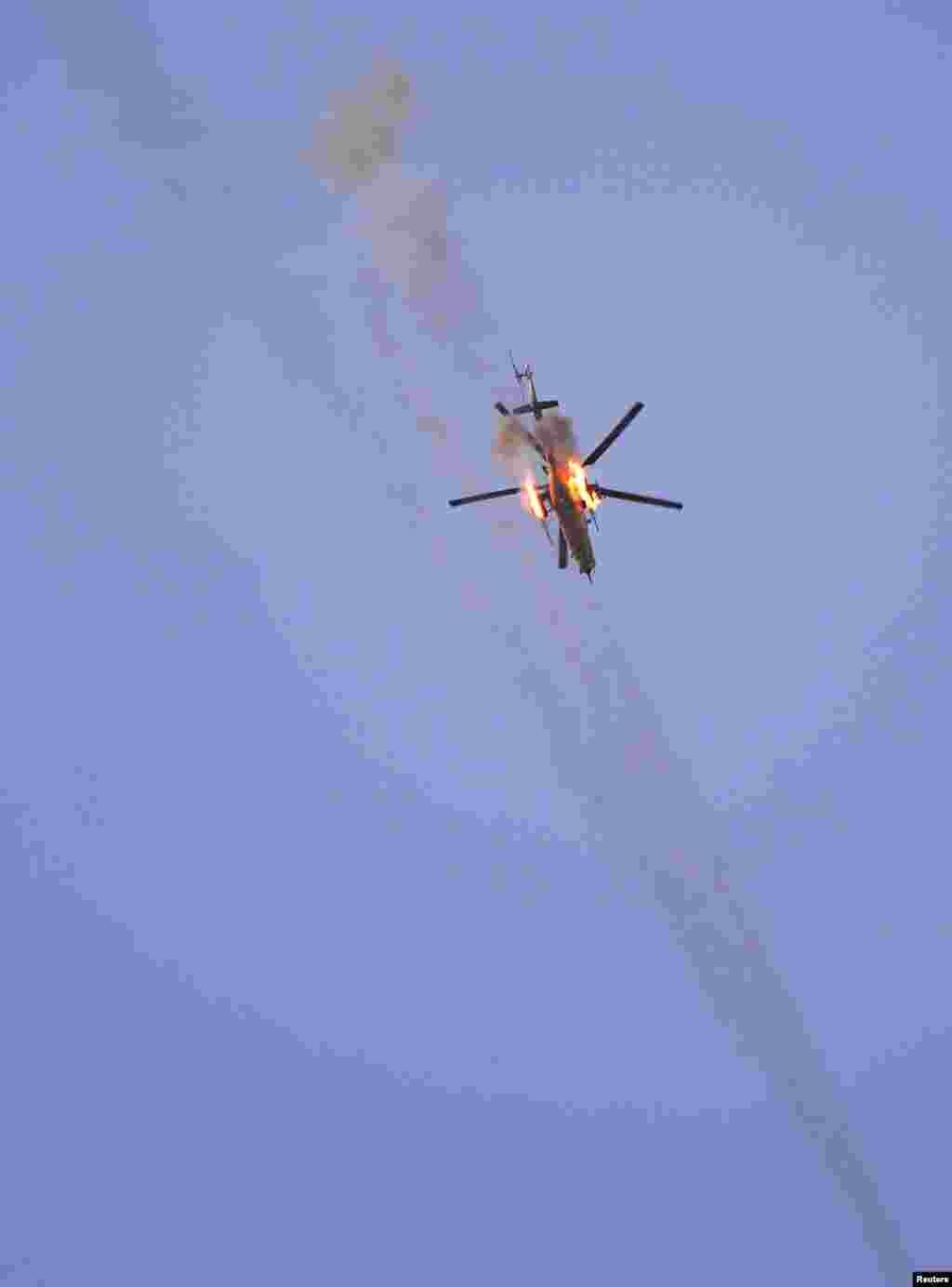 هلی&zwnj;کوپتر نیروی هوایی عراق موشک به طرف ستیزه جوی داعش شلیک می&zwnj;&zwnj;کند.&nbsp; موصل، عراق.
