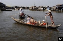 Phụ nữ Việt làm nghề đưa khách du lịch trên hồ Tonle Sap, tỉnh Kampong Chhnang, Campuchia.