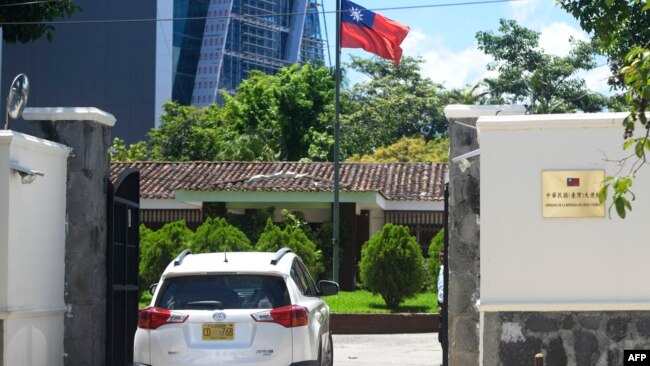 一辆外交车于2018年8月21日进入台湾驻萨尔瓦多大使馆。
