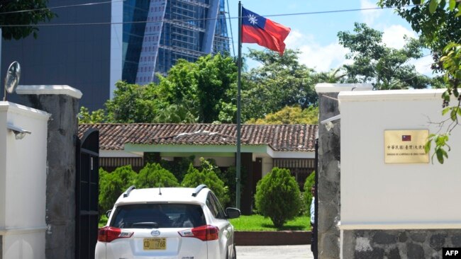 一辆外交车于2018年8月21日进入台湾驻萨尔瓦多大使馆。