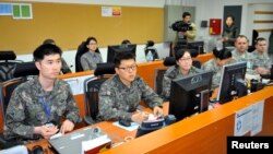 14일 북한은 한국 정부에 대북정책 전환을 촉구하며 주한미군 철수를 주장했다. 사진은 지난해 3월 주한미군 부대 내 통제실에서 미군과 한국군 군인들이 가상 전술 훈련을 벌이는 모습. (자료사진)