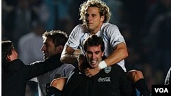 Diego Forlán celebra la victoria de la 'celeste', que pasa a semifinales de la Copa América.