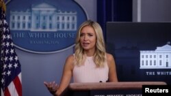 Кейли Макэнани отвечает на вопросы журналистов в Белом доме. 13 июля 2020 года