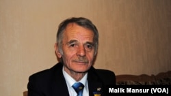 مصطفی عبدالجمیل قیریم اوغلو رئیس مجلس تاتارهای کریمه، از سال ۱۳۷۷ عضو پارلمان اوکراین هم هست.
