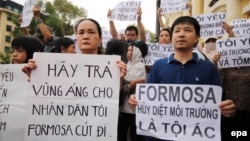 Người biểu tình ở Hà Nội xuống đường với biểu ngữ phản đối công ty Formosa hủy hoại môi trường, gây ra vụ cá chết hàng loạt dọc theo bờ biển miền trung Việt Nam, ngày 1/5/2016.
