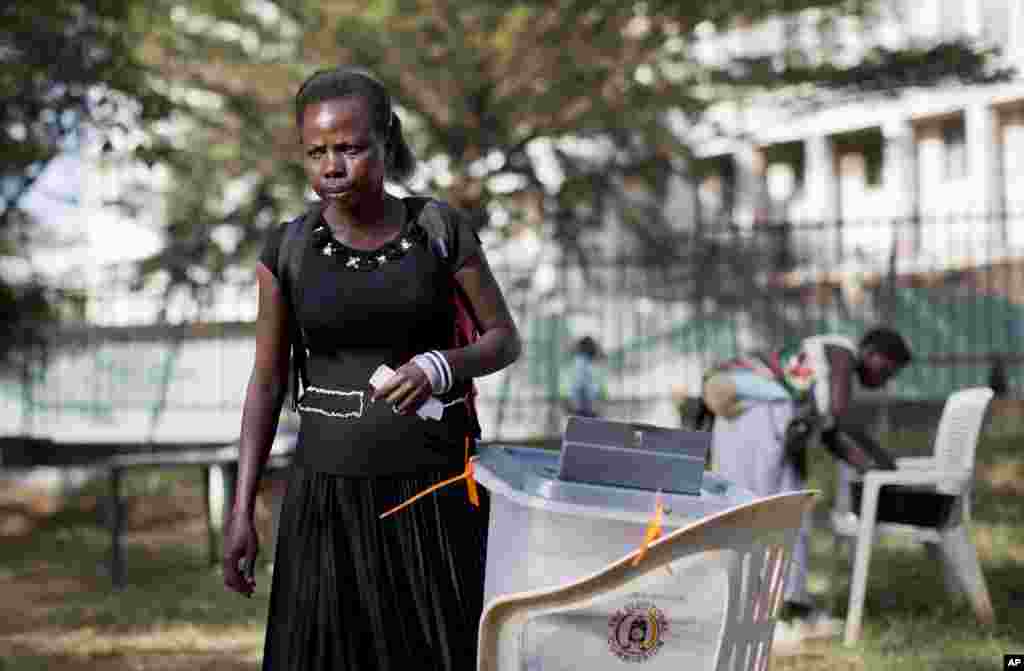 Une femme vote au bureau de vote du Théâtre National, le 18 février 2016.