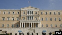 La policía rodea el parlamento griego despues de arrestar a cuatro sospechosos en la ciudad de Atenas.