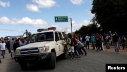 Una ambulancia transporta personas heridas durante enfrentamientos en el sur de la ciudad venezolana de Kumarakapay, cerca de la frontera con Brasil. Photo: Reuters