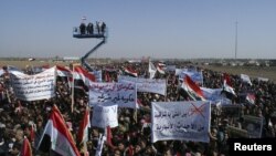 Sunni Muslim melancarkan aksi protes di Ramadi, Irak (26/12).
