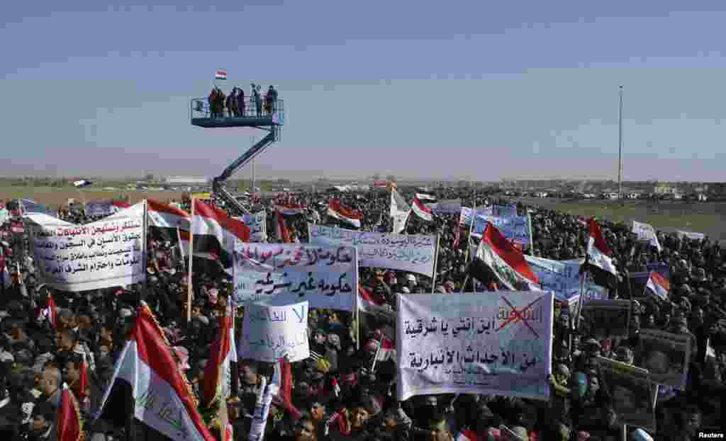 26일 이라크 라마디에서 열린 대규모 반정부 시위에 참여한 수니파 무슬림 교도들.