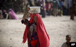 Une femme et son enfant dans centre de distribution de vivres de Mogadiscio