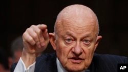 - En esta foto de archivo del 8 de mayo de 2017, el ex director de Inteligencia Nacional James Clapper testifica en el Capitolio en Washington, ante el subcomité de Justicia y Senado del Senado.