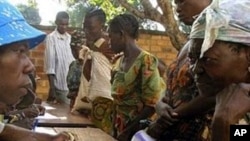 Les femmes font la queue lors d'une distribution de nourriture du Programme alimentaire mondial (PAM) à la paroisse Saint-Pierre à Gobongo, dans la banlieue nord de Bangui (Photo d'archives)