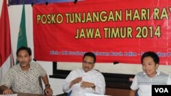 Wagub Jawa Timur Saifullah Yusuf (tengah), Direktur LBH Surabaya Faiq Assidiqie (kiri) dan Jamaludin, Koordinator Posko THR Relawan Buruh Jawa Timur (kanan) memberikan keterangan pers terkait pembukaan posko pengaduan THR, 15 Juli 2014 (Foto:VOA/Petrus)