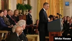 Prezidan Obama ki tap pale nan seremoni remis Meday Libète Lèzetazini an nan La Mezon Blanch (20 Nov. 2013). 