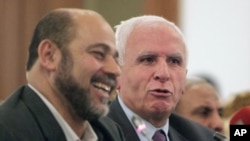 Azzam al-Ahmad (L), head of the Fatah group, and Mousa Abu Marzook, a senior member of Hamas, speak at a news conference after Palestinian President Mahmoud Abbas's Fatah group made a deal with rival Hamas to end their long-running feud, in Cairo, April 2