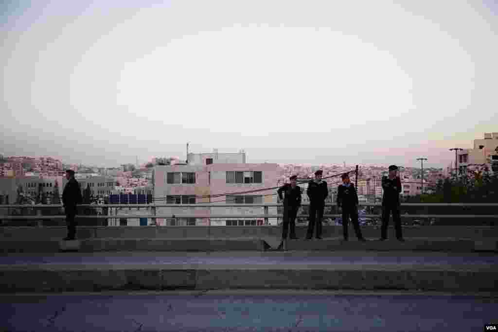 Jordanian police wait on an overpass above Interior Ministry Circle. (Y. Weeks for VOA)