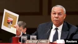 El Secretario de Estado de los Estados Unidos, Colin Powell, sostiene un informe del Departamento de Estado que documenta las atrocidades en Darfur mientras testifica ante el Comité de Relaciones Exteriores del Senado en el Capitolio en Washington, el 9 de septiembre de 2004.