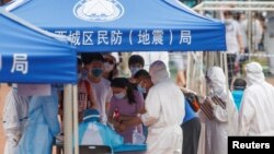 People line up to get tested at the Guangan Sport Center after an unexpected spike of cases of the coronavirus disease (COVID-19) in Beijing, China June 15, 2020. (REUTERS/Thomas Peter)