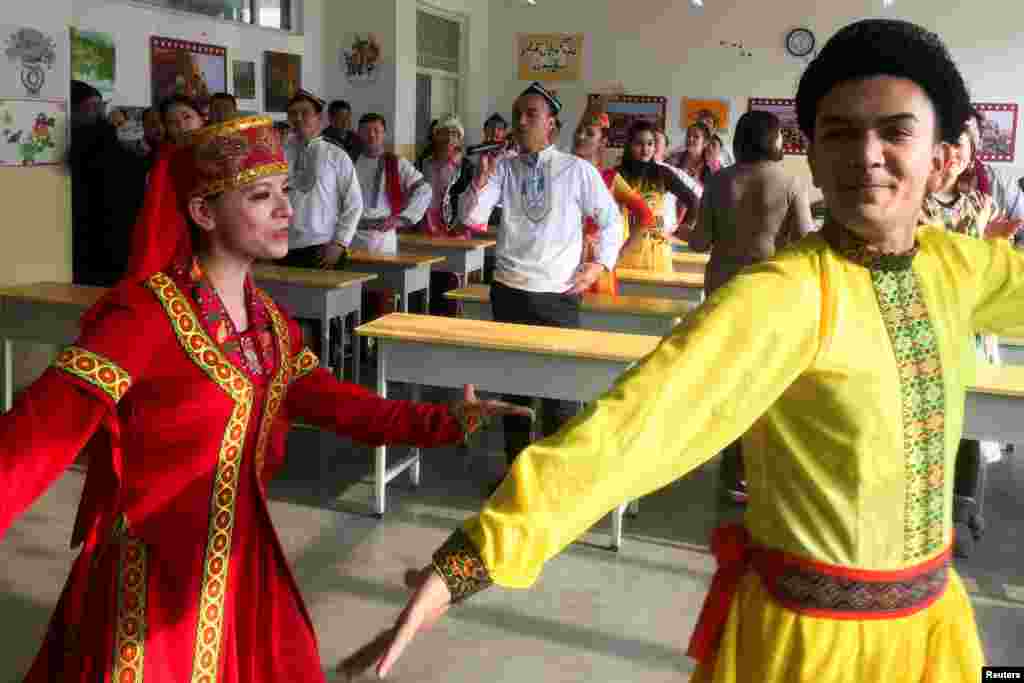 یک گروه رقص محلی در شهر کاشغر در شرق چین. این شهر که عمدتا مسلمان نشین است به مروارید جاده ابریشم معروف است.