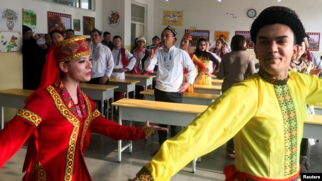 中国组织外国记者参观新疆喀什再教育训练中心的一个课堂时观看居民跳新疆舞。（2019年1月4日）