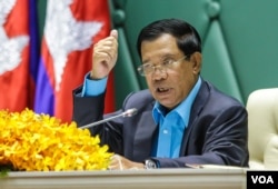 Prime Minister Hun Sen addresses environmental activists during the first national forum on “Protection and Conservation of Natural Resources,” on Monday , August 22, 2016 at Peace Palace in Phnom Penh. ( Leng Len/VOA Khmer)