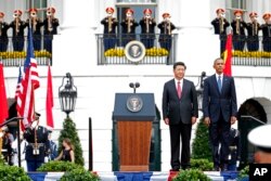 在白宫欢迎习近平的仪式上演奏两国国歌的时候，美国总统奥巴马和中国国家主席习近平立正聆听（2015年9月25日）