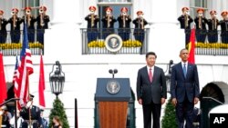 Presiden Barack Obama dan Presiden China Xi Jinping dalam upacara penyambutan tamu negara di halaman sayap selatan Gedung Putih, Washington, 25 September 2015 (AP Photo/Evan Vucci).