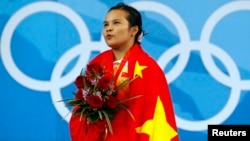 中国女子48公斤级举重冠军陈燮霞