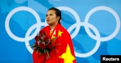 2008年北京奥运会金牌得主、中国女子48公斤级举重冠军陈燮霞，她的金牌后来被收回 ，因为服用兴奋剂。