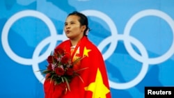 2008年北京奥运会金牌得主、中国女子48公斤级举重冠军陈燮霞因服用兴奋剂金牌被收回