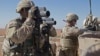 美军军人在叙利亚巡逻监视。